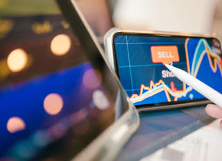 Meerdere markten worden geanalyseerd door een handelaar, waaronder Bitcoin-, Ethereum- en forex-opties